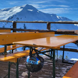 helmhanger aan tafel